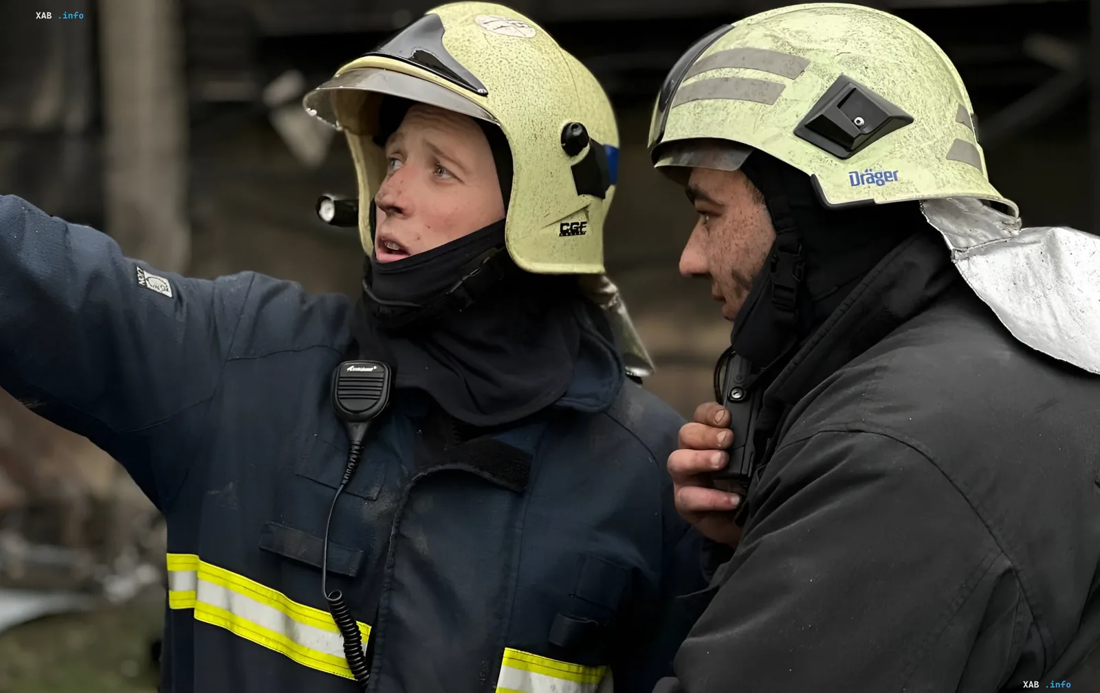 Rettungskräfte in Schutzkleidung am Ort eines russischen Drohnenangriffs auf den Bahnhof in Lozowa