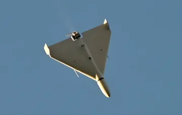 Drohne vom Typ „Shahed“ im Flug vor blauem Himmel, die die neue Form des Cyber-Erpressens in der Ukraine illustriert