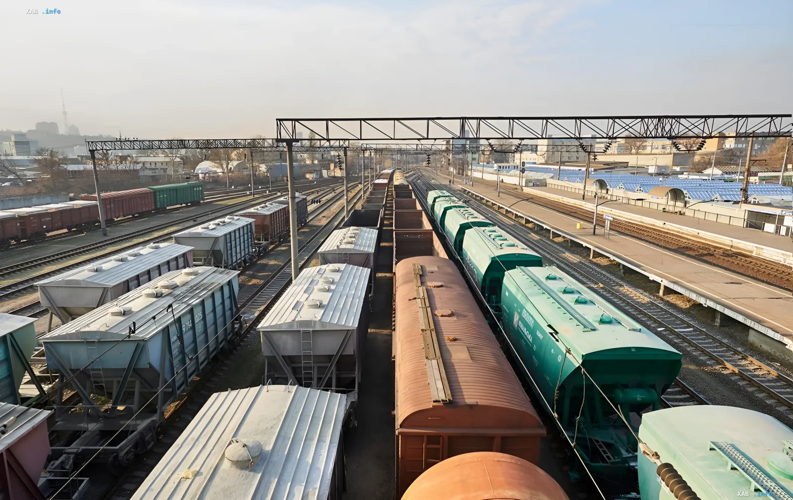 Güterwagen mit Metall und Rohstoffen an einem Bahnhof, die das logistische Patt aufgrund von Hafenblockaden und UZ-Tarifsteigerungen symbolisieren