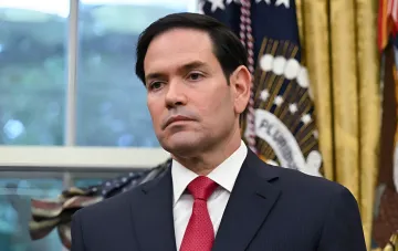 Mark Rubio, US-Senator, diskutiert neue Sanktionen gegen Kuba vor der Flagge