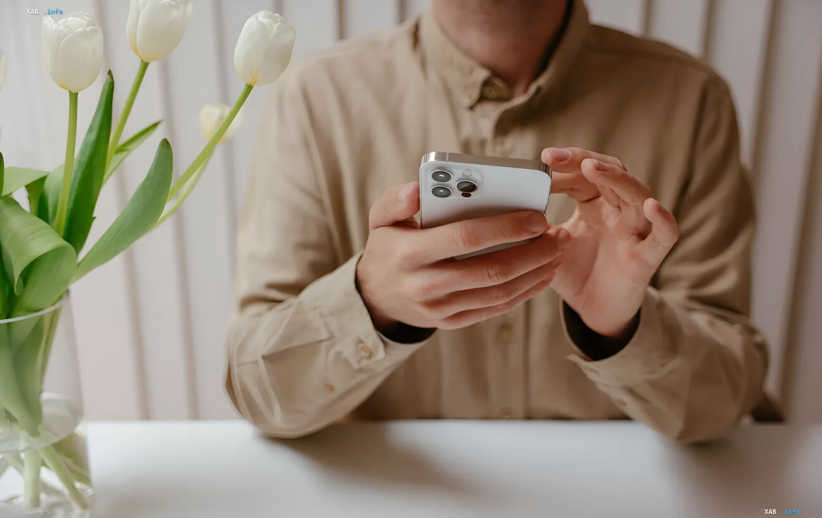 Человек использует iPhone с iCloud Private Relay, иллюстрируя уязвимость WebKit, раскрывающую реальный IP-адрес