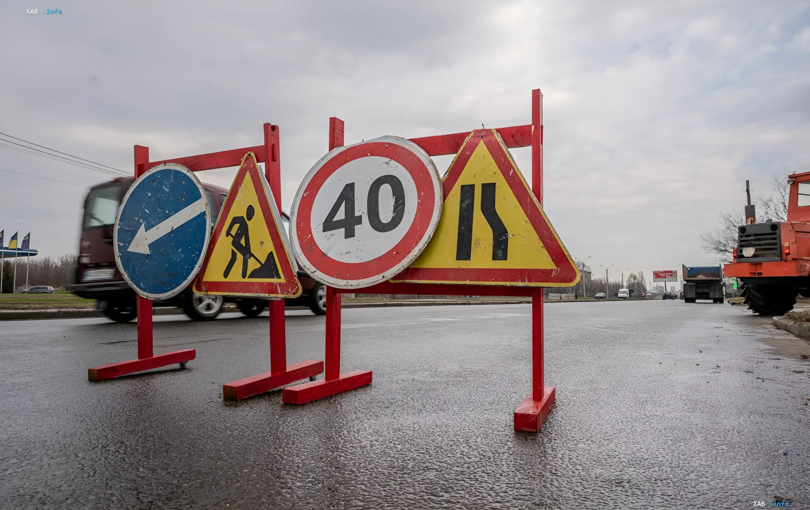 Vorübergehende Verkehrsschilder zur Einschränkung des Verkehrs und Straßenreparaturen in Kiew auf der Metro-Brücke