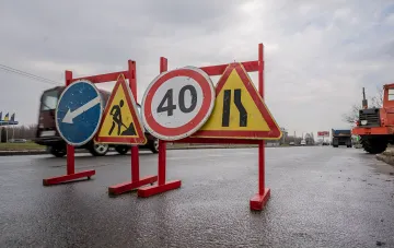 Vorübergehende Verkehrsschilder zur Einschränkung des Verkehrs und Straßenreparaturen in Kiew auf der Metro-Brücke