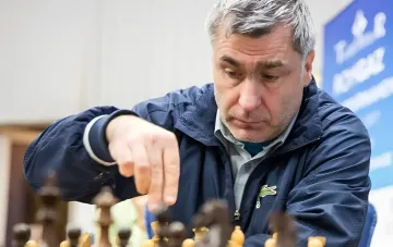 Гросмейстер Василь Іванчук робить хід на шаховій дошці, готуючись увійти до Всесвітнього залу слави шахів у 2026 році