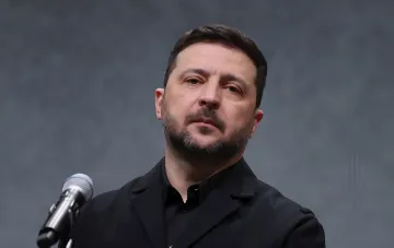 Президент Украины Владимир Зеленский на фоне микрофона, готовый к визиту в Сербию для обсуждения евроинтеграции