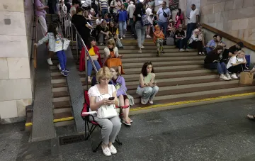 Ukrainer warten im U-Bahnhof während eines Luftalarms, was ihre Entschlossenheit symbolisiert, ihr Land zu verteidigen und den Donbas nicht aufzugeben