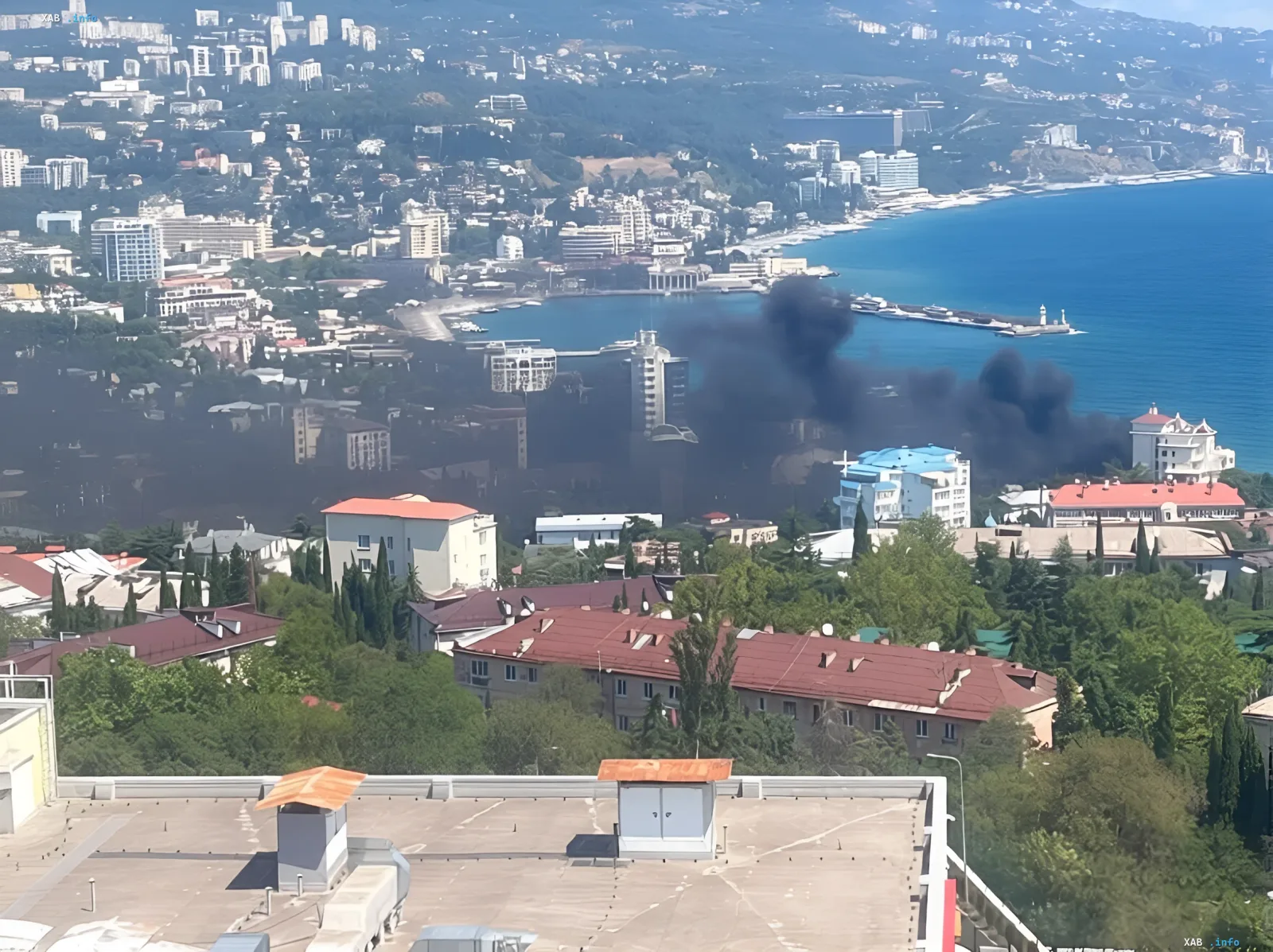 Schwarzer Rauch über Jalta nach Drohnenangriff: Blick auf die Küste und die Stadt von oben, Notevakuierung der Strände