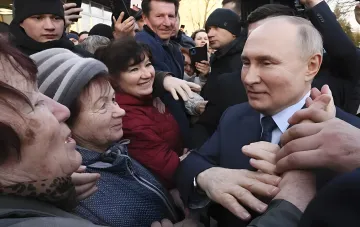 Владимир Путин общается с жителями Красноярска во время визита, на фоне которого временно стабилизировались цены на бензин