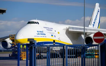 Грузовой самолет Ан-124-100-150 Antonov на стоянке в аэропорту Лейпцига, где произошел инцидент с дроном-камикадзе