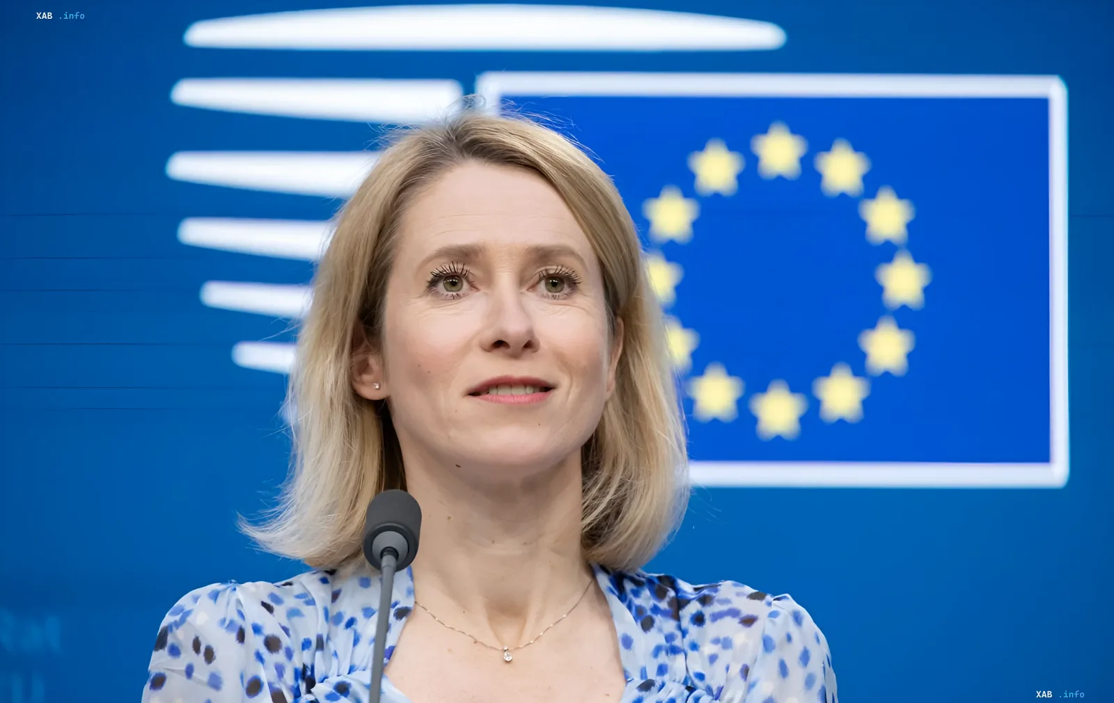 Кая Каллас на пресс-конференции перед флагом ЕС, обсуждая новые санкции против России