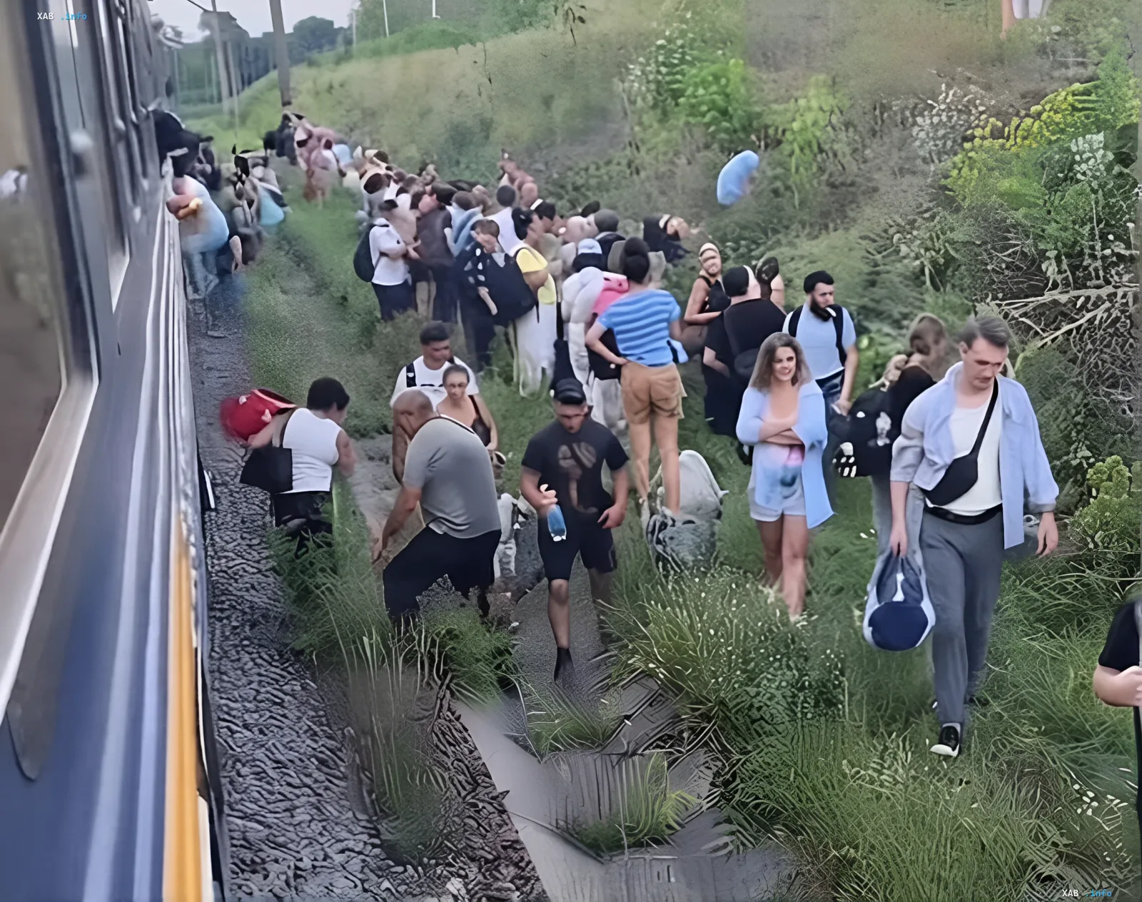 Passagiere des Zuges Odessa — Krywyj Rih verlassen den Zug auf dem Bahnsteig während einer Notevakuierung aufgrund extremer Hitze