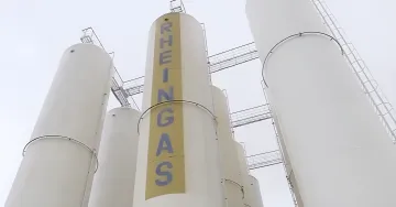 Газові резервуари з написом RHEINGAS на фоні сірого неба, що символізують критичний дефіцит запасів газу в ЄС перед зимою 2026 року