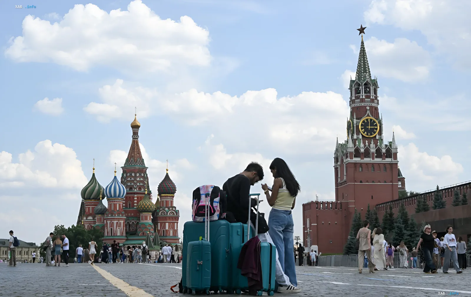 Туристы с чемоданами на Красной площади в Москве после мощного взрыва утром 7 августа