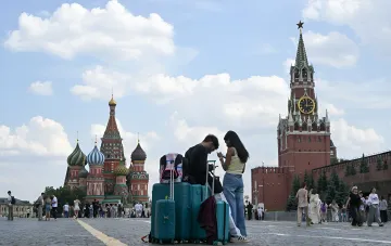 Туристы с чемоданами на Красной площади в Москве после мощного взрыва утром 7 августа