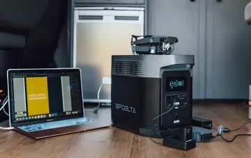 Переносная станция EFDELTA с подключенным ноутбуком и дроном, демонстрирующая решение для автономного питания в условиях отключений электроэнергии в Киеве