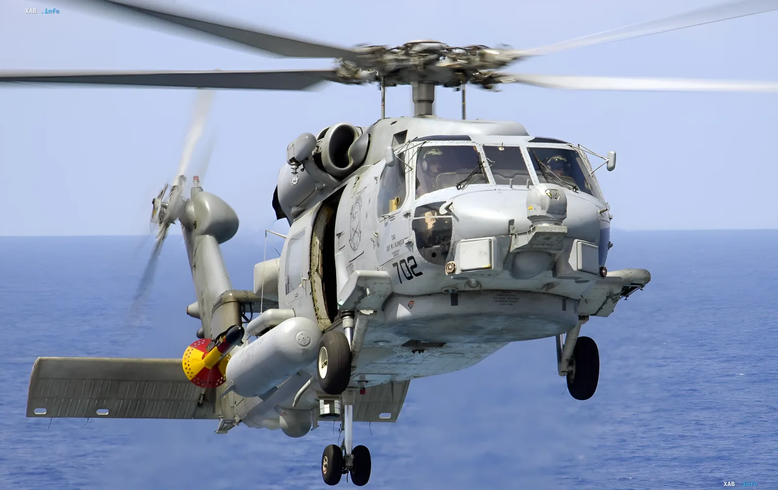 Военный вертолет Sikorsky SH-60 Seahawk в полете над океаном, демонстрирующий возможности авиации Lockheed Martin на учениях RIMPAC 2026 с использованием ИИ SensorMAX