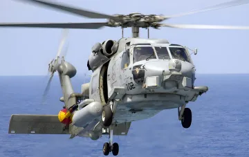 Военный вертолет Sikorsky SH-60 Seahawk в полете над океаном, демонстрирующий возможности авиации Lockheed Martin на учениях RIMPAC 2026 с использованием ИИ SensorMAX