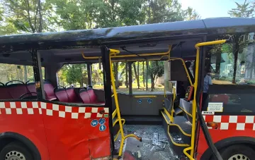 Beschädigter Bus nach Massenunfall in Charkiw: Glasscherben im Inneren, eingedellter Seitenbereich und leere Sitze