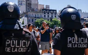 Протестующие в Буэнос-Айресе сталкиваются с полицией во время демонстрации против земельной реформы президента Милея