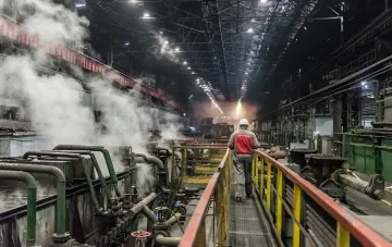 Рабочий на металлургическом заводе в Украине, где из-за закрытия портов грозит остановка производства и потери в $200 млн в месяц