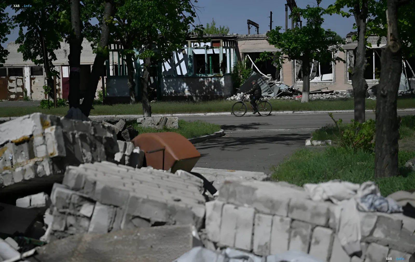 Разрушенные здания и завалы в Лимане, где Россия пытается прорваться через серую зону