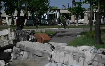 Разрушенные здания и завалы в Лимане, где Россия пытается прорваться через серую зону