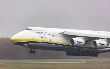 Ан-124-100М «Руслан» в момент приземления на аэродроме под Лейпцигом, опровергающий слухи о перевозке оружия