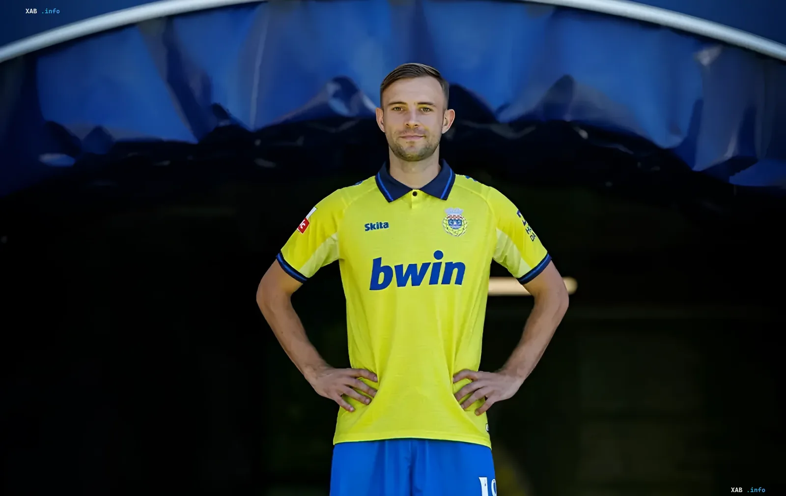 Орест Лебеденко в форме «Ароку» с логотипом bwin на груди, готовый к новому этапу карьеры в Португалии