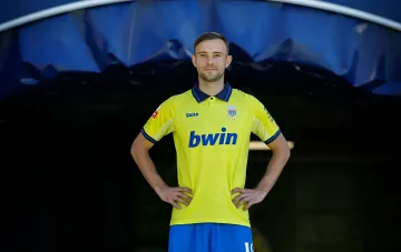 Орест Лебеденко в форме «Ароку» с логотипом bwin на груди, готовый к новому этапу карьеры в Португалии