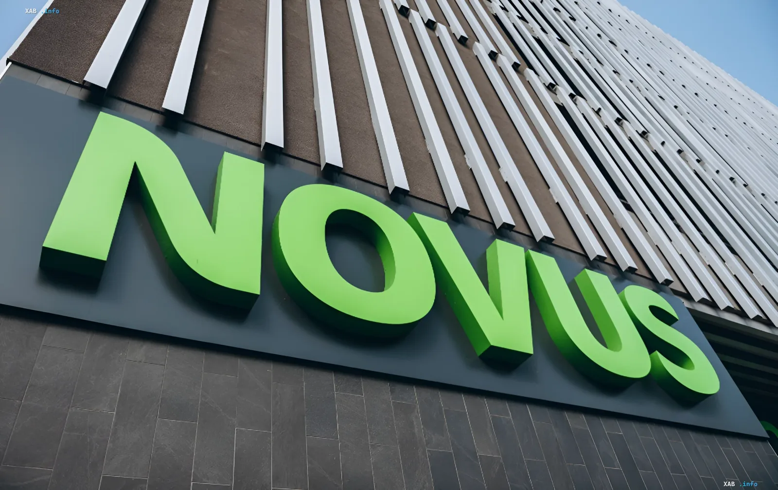 Логотип компании Novus на фасаде здания: символ устойчивости украинского бизнеса после логистических ударов, о которых говорил Марк Петкевич