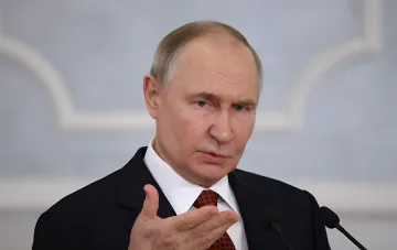 Wladimir Putin hält eine Rede und diskutiert mögliche Eskalationsszenarien mit der NATO im Jahr 2026