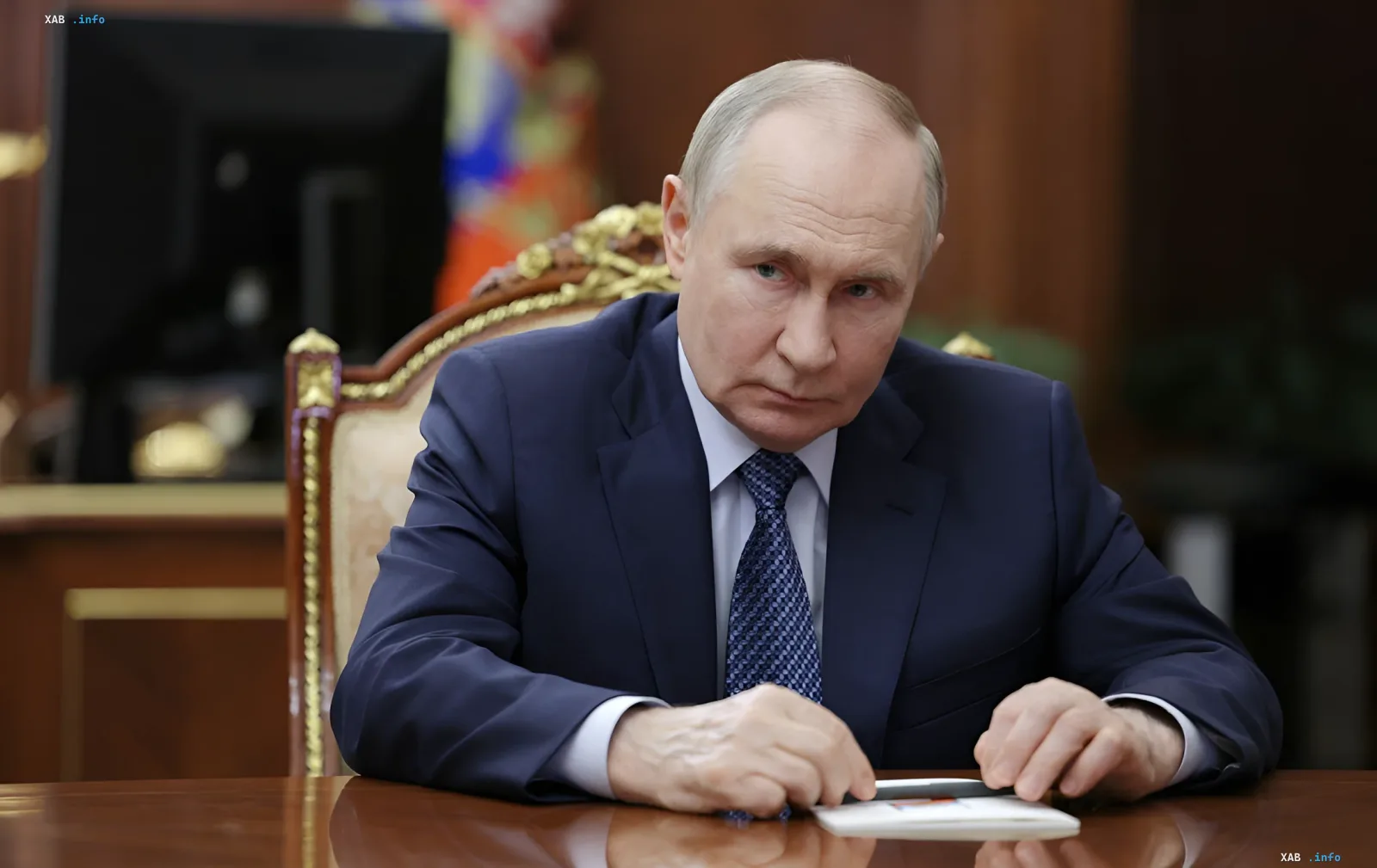Владимир Путин за рабочим столом, размышляющий о новой стратегии безопасности и изменении маршрутов поездок