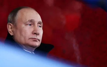 Владимир Путин в задумчивости на фоне красного экрана: оценивает сценарии атак на Балтии