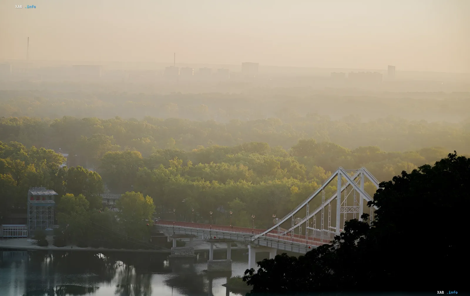 Staubwolke über Kiew: Blick auf die Stadt und die Brücke über den Fluss bei schlechter Sicht