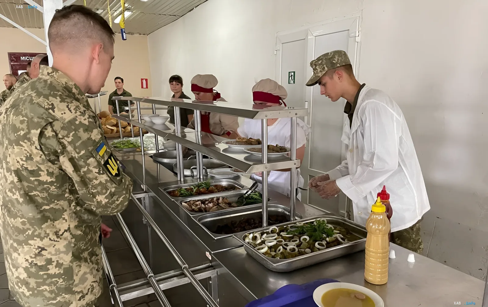 Украинский военнослужащий получает горячее питание в обновленной столовой, демонстрируя реформу системы питания и цифровых закупок.