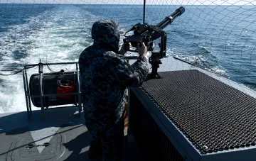 Украинский моряк у пулемета на борту корабля в Черном море — символ защиты от российских атак на гражданские суда