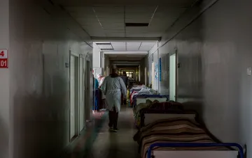 Verletzte durch russischen Beschuss eines Marktes in der Region Sumy erhalten medizinische Hilfe in einem Krankenhaus