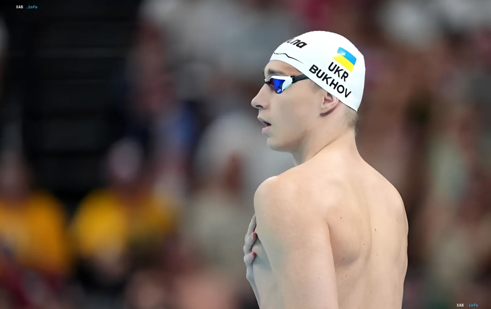 Ukrainischer Schwimmer Bukhov mit Kappe mit Flagge und Namen bereitet sich auf Start vor bei Europameisterschaften 2026 in Paris