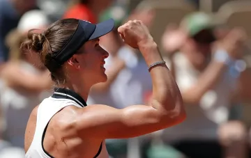 Элина Свитолина празднует победу на турнире WTA 1000 в Торонто, подняв кулак в знак триумфа