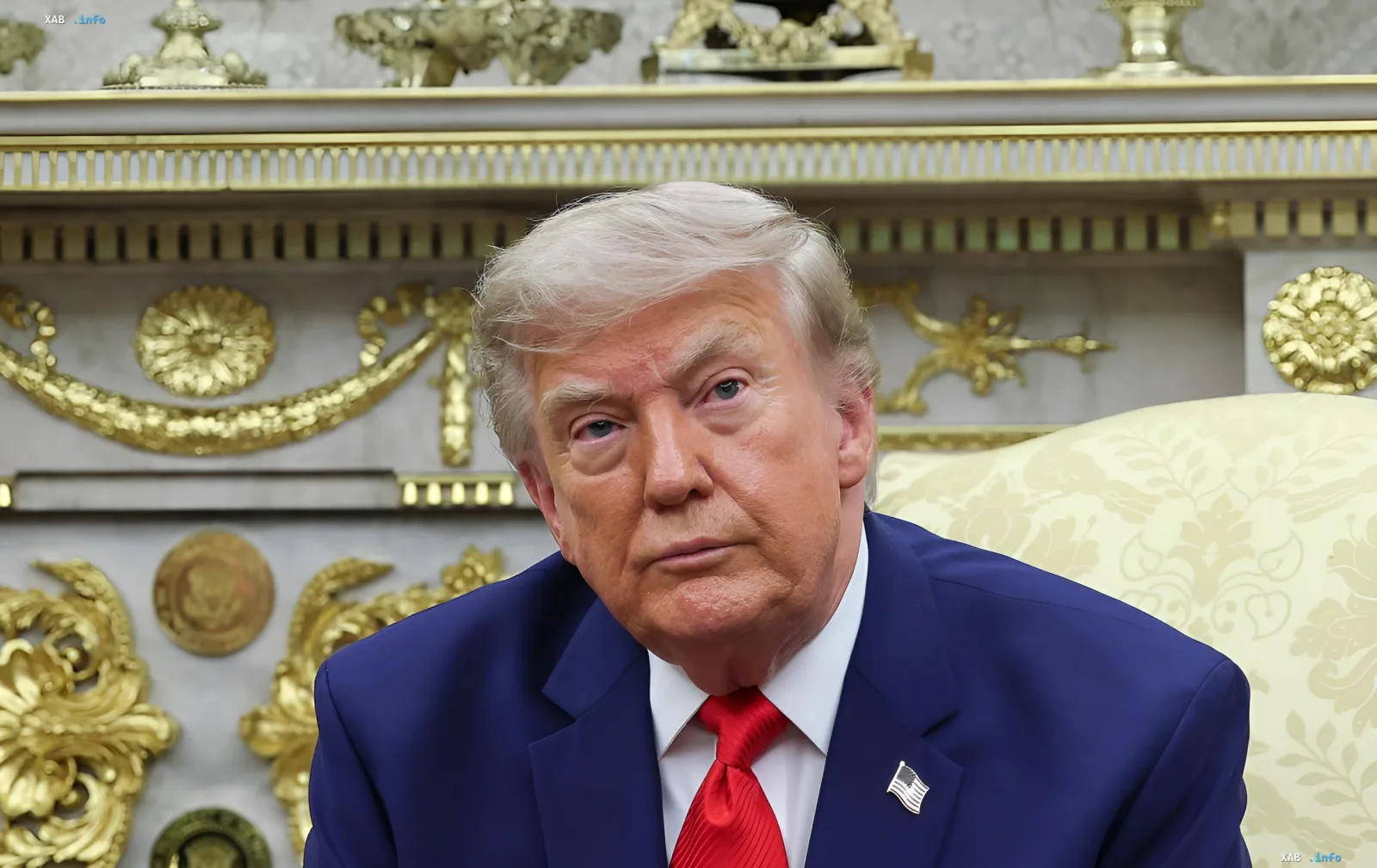 Дональд Трамп в синем костюме и красном галстуке, сидящий в роскошном интерьере, опровергает поддержку Вэнса на выборах 2028 года