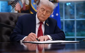 Donald Trump unterzeichnet eine Anordnung im Ovalen Büro, die strenge Zölle auf Polysilizium auferlegt und die Staatsbürgerschaftsregeln ändert