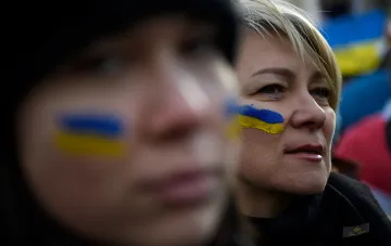 Украинки с флагом на щеках, готовые терпеть до 2027 года