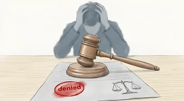 Судебный молоток на документе с печатью 'denied' и символом весов правосудия, на фоне — человек в отчаянии, символизирующий отказ Верховного Суда в компенсации за воздушные тревоги