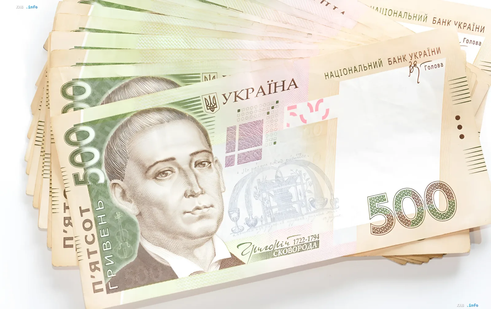 Куча украинских гривен номиналом 500, символизирующая государственную поддержку ВПО в августе 2026 года