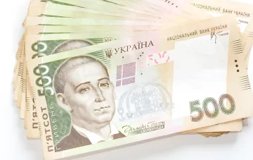 Куча украинских гривен номиналом 500, символизирующая государственную поддержку ВПО в августе 2026 года