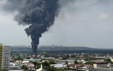 Огромный столб черного дыма над городом Брянск после взрыва на складах и таможне