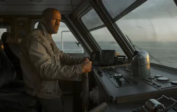 Jason Statham am Steuer eines echten Containerschiffs im Film 'Der Aufstand'