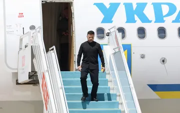Der ukrainische Präsident Wolodymyr Selenskyj steigt die Treppe eines Flugzeugs mit der Aufschrift 'UKRAINE' während seines ersten offiziellen Besuchs in Belgrad im Jahr 2026 hinab