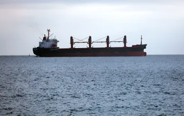 Грузовое судно в открытом море, символизирующее защиту украинских портов системой Blue Dragon