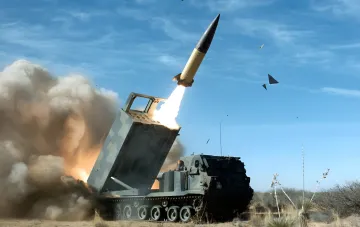 Запуск ракеты ATACMS с мобильной пусковой установки M270 MLRS в пустынной местности